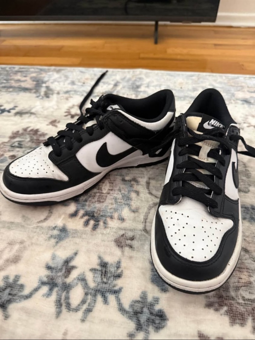 Nike Men’s Black and White Low-Profile Sneakers
